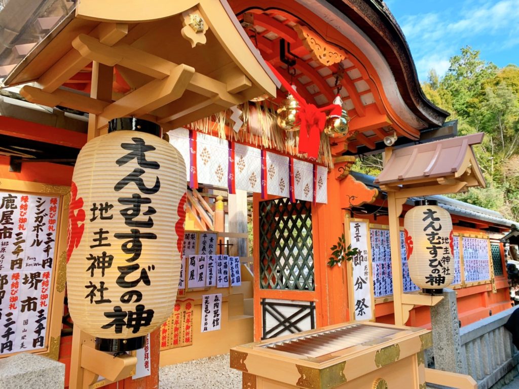 参拝前に知りたい！京都・地主神社の歴史・見どころ簡単まとめ！恋占いの石も